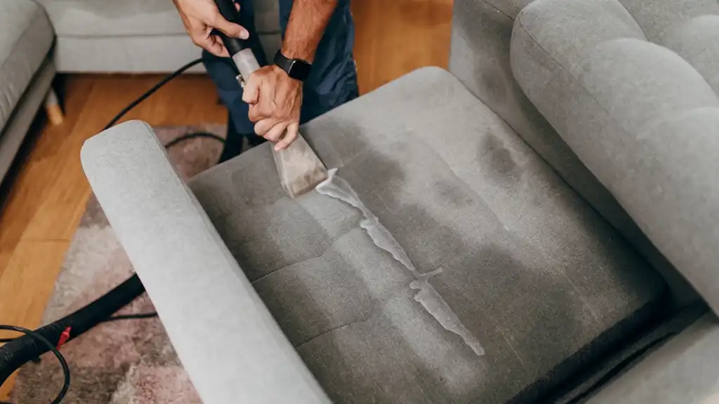 Mehr über den Artikel erfahren Sofa reinigen Kosten München – 8 praktische Tipps