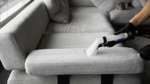 Mehr über den Artikel erfahren Couch Geruch entfernen München – 6 effektive Tipps