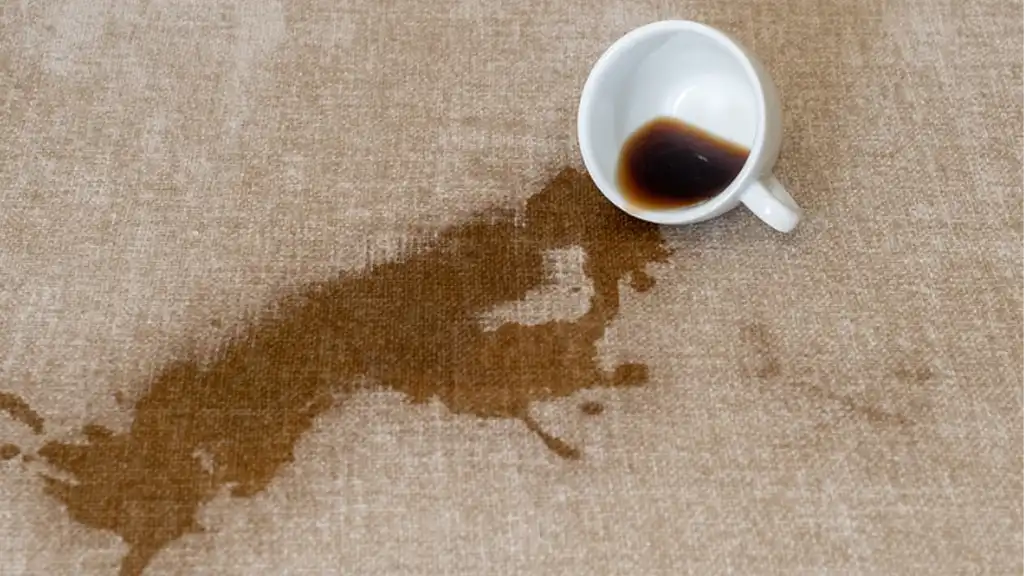 Mehr über den Artikel erfahren Sofa Kaffeeflecken entfernen München – 7 effektive Tipps